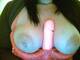 le mie tettone con un bel vibro in mezzo
